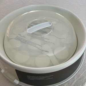 NWT- crate and barrel collapsible White cupcake and cake Carrier